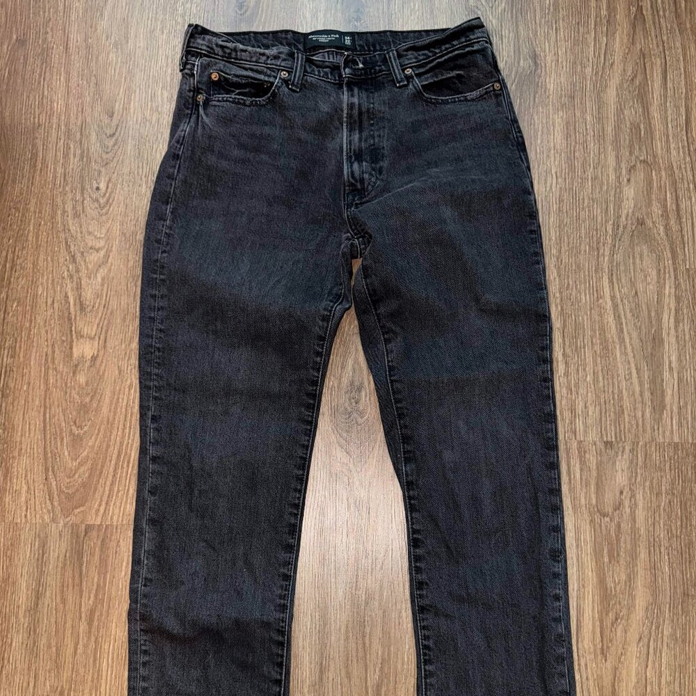 BARELY WORN Abercrombie Athletic Straight Jean (34 W x 32 L)